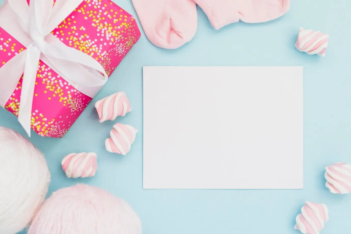 Geschenke zur Babyparty und eine Postkarte